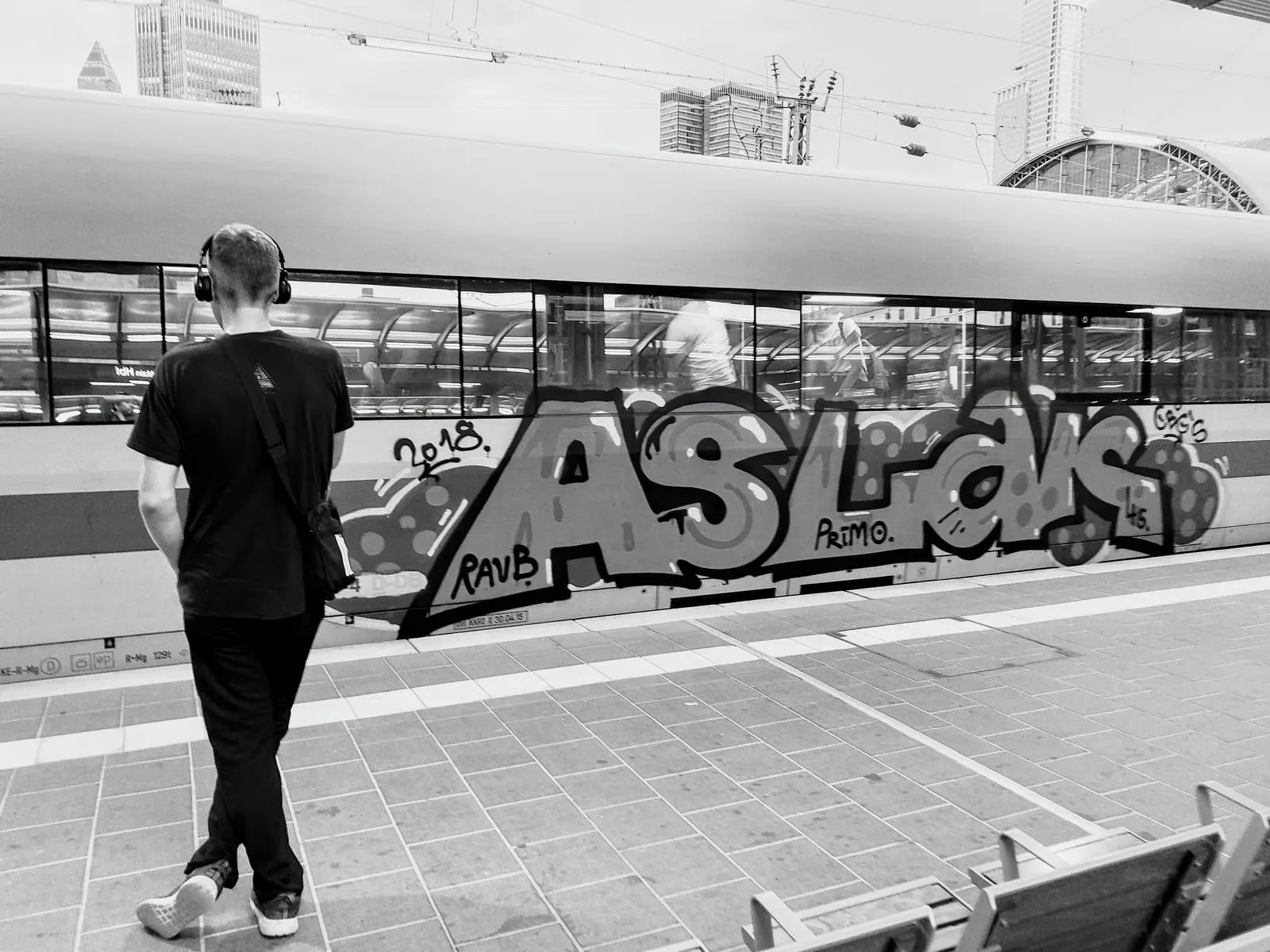 Black and white, a man from behind watching a graffitied train, 2018, Frankfurt am Main