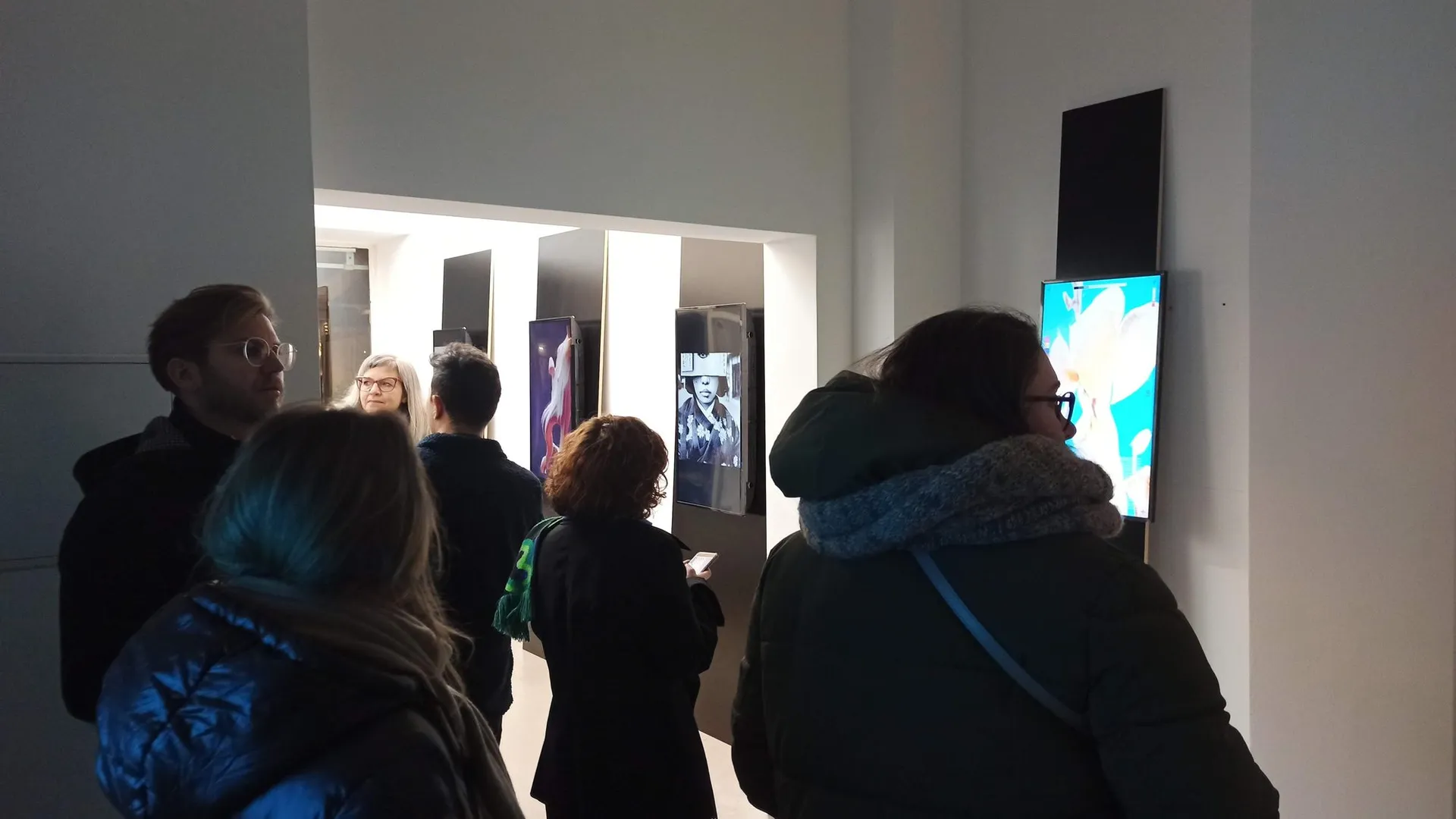 I, AIrtist, Besucher:innen zwischen den Porträt-Displays im Mixer