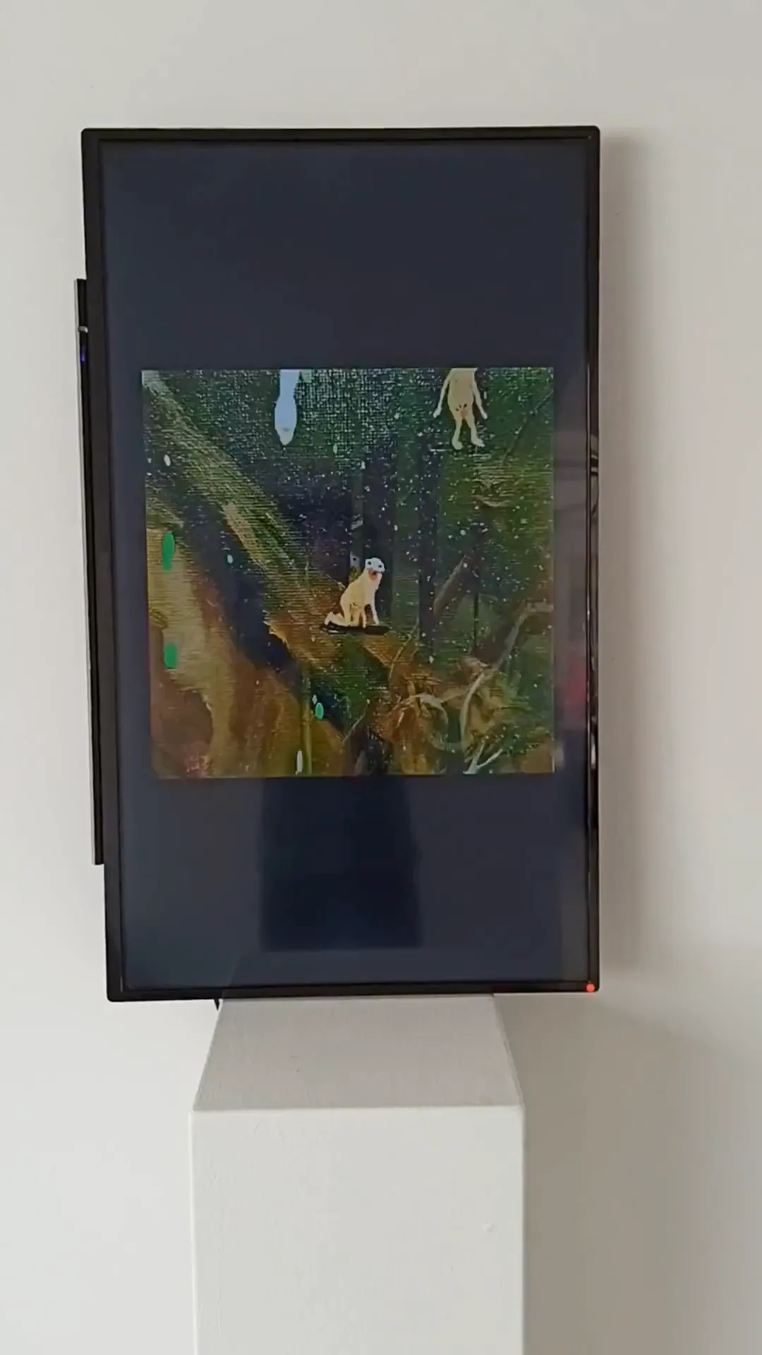 Eine bildschirmbasierte Arbeit mit kleinen Figuren und Tieren vor einer dunkelgrünen Landschaft