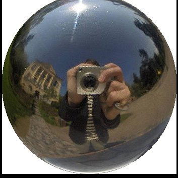 Merzmensch fotografiert seine Spiegelung in einer verspiegelten Kugel