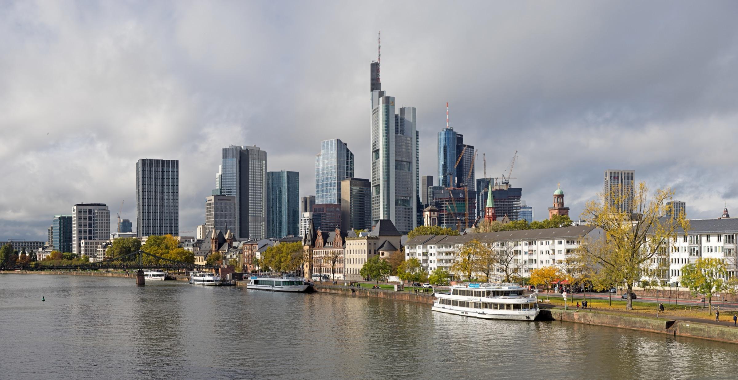 Die Frankfurter Skyline, gesehen über den Main